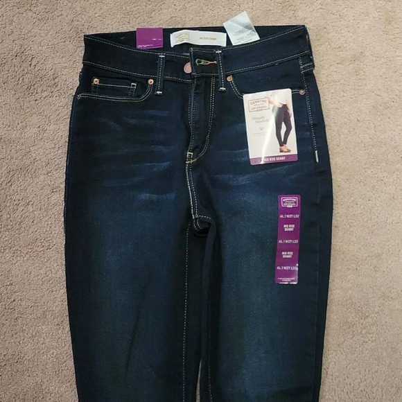 Levi's Signature Gold Size 4L Mid Rise Skinny Jeans Dark  Blue 4L W27 L32 - Picture 2 of 7